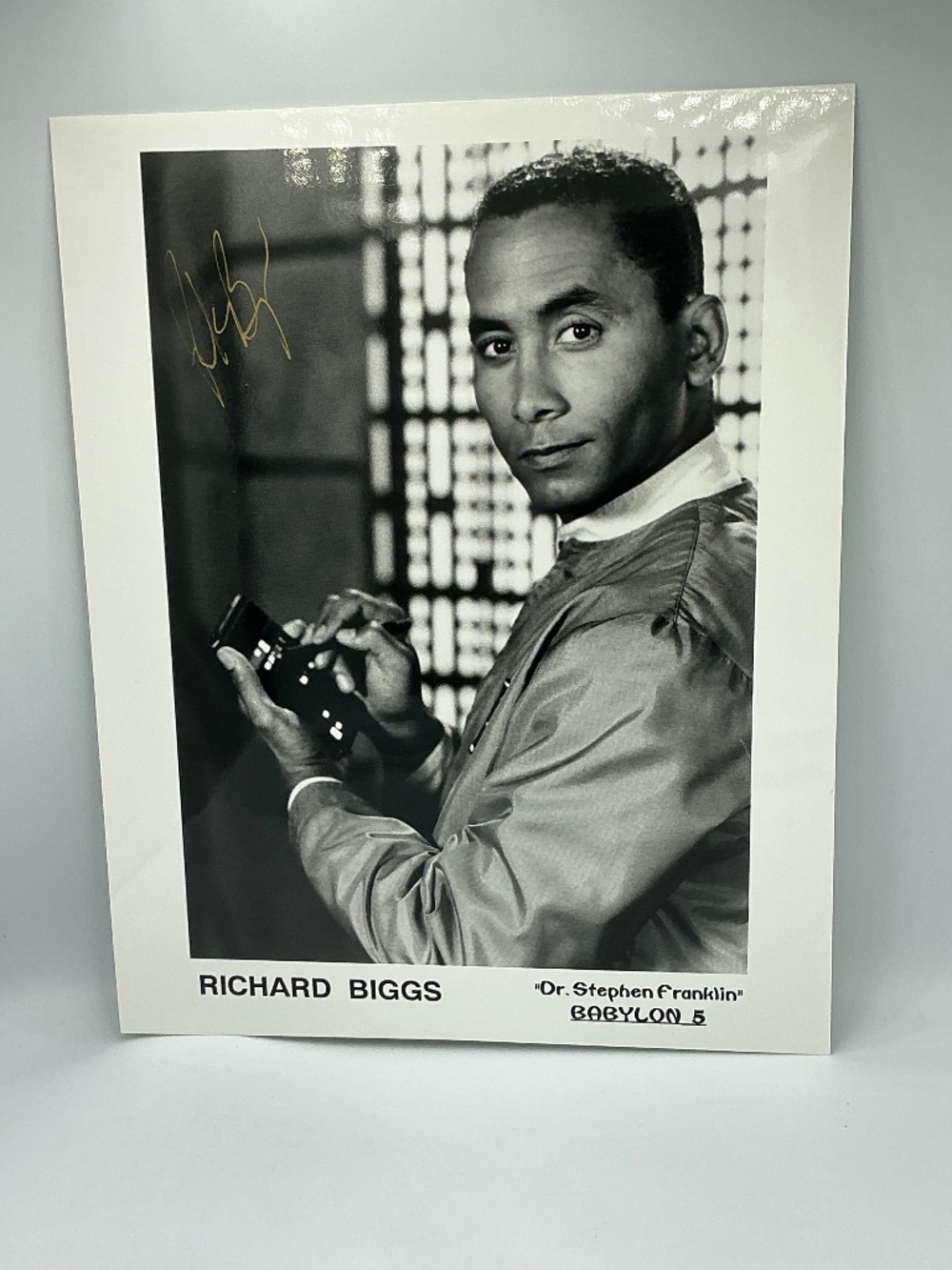 Babylon 5 Autographed Richard Biggs B&W Photo Dr Stephen Franklin 8x10